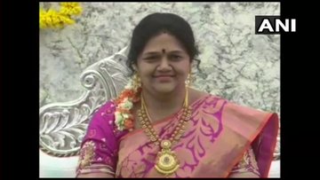 Suami ini bikin patung mirip mendiang istri, begini 6 potretnya