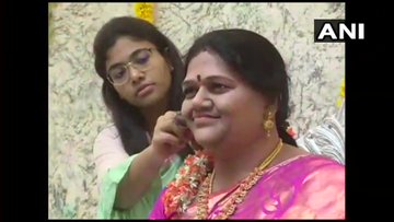 Suami ini bikin patung mirip mendiang istri, begini 6 potretnya