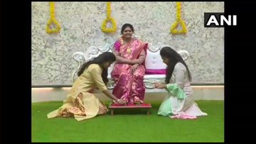 Suami ini bikin patung mirip mendiang istri, begini 6 potretnya