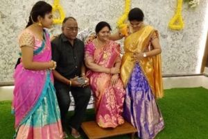 Suami ini bikin patung mirip mendiang istri, begini 6 potretnya