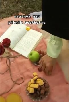 Perempuan ini gagal foto estetik karena dihampiri sapi, apes banget