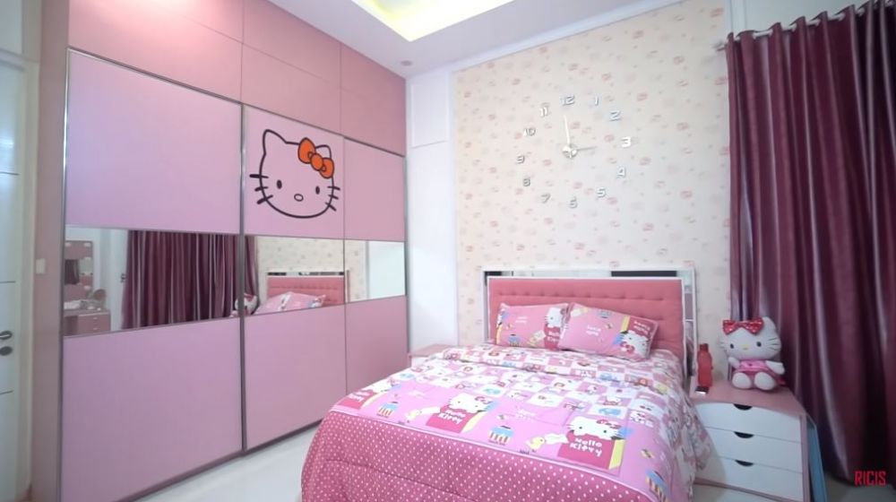 10 Potret kamar Ria Ricis, dekorasinya serba Hello Kitty