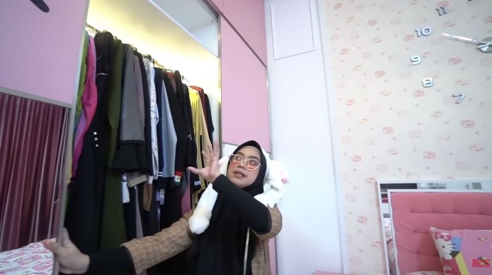 10 Potret kamar Ria Ricis, dekorasinya serba Hello Kitty