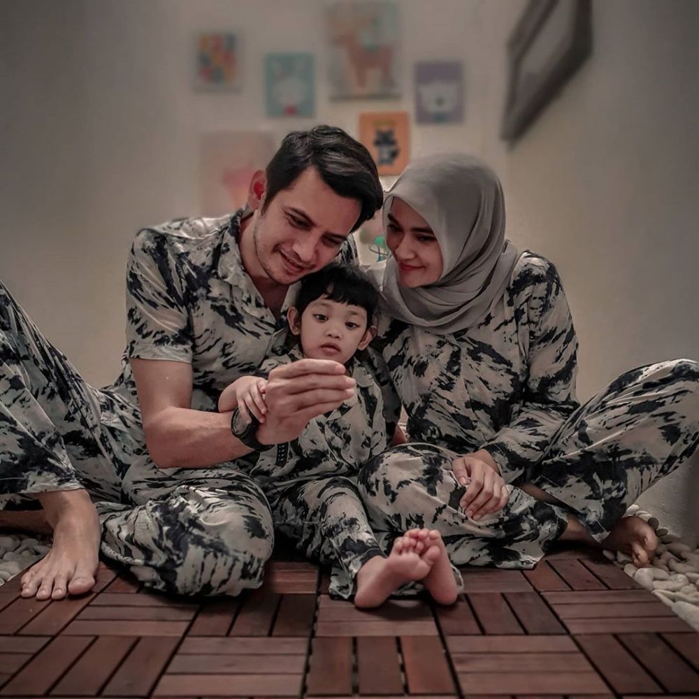 Perankan suami antagonis, ini 10 potret harmonis keluarga Teuku Mirza