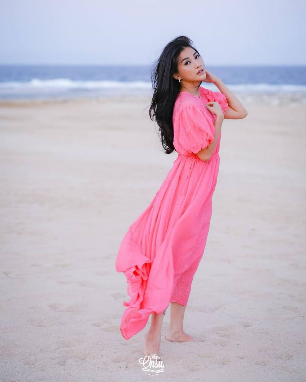 Tak pakai bikini, 7 gaya pemotretan Sarwendah di pantai ini memesona