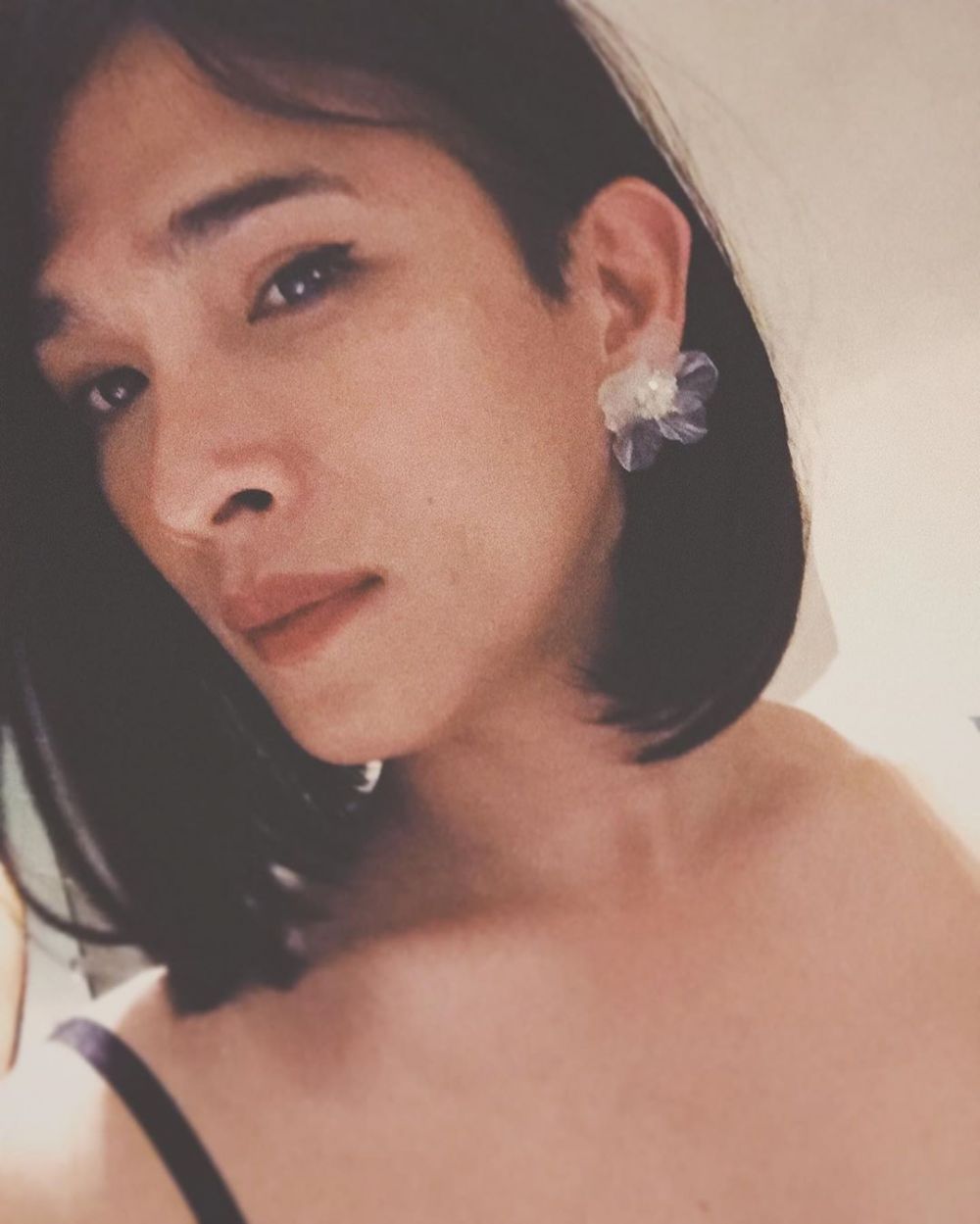 Oscar Lawalata putuskan jadi wanita, ini 8 potretnya bergaya feminin