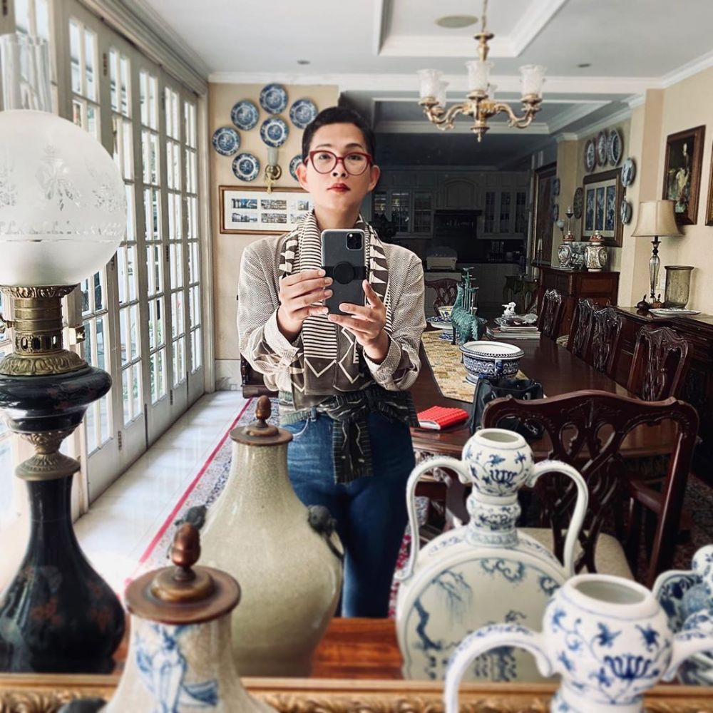 Oscar Lawalata putuskan jadi wanita, ini 8 potretnya bergaya feminin