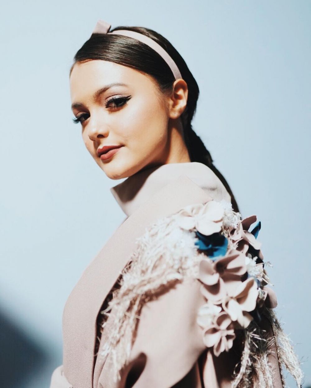 Kerap tampil natural, ini 7 pesona Amanda Rawles dengan makeup tebal