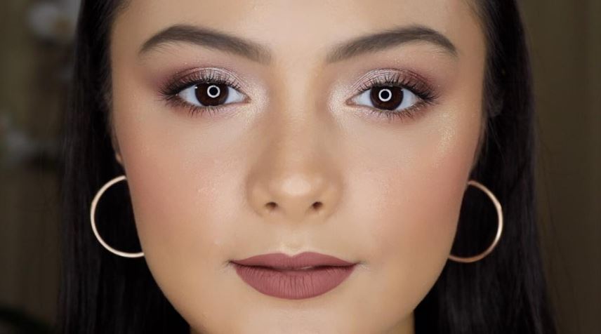 Kerap tampil natural, ini 7 pesona Amanda Rawles dengan makeup tebal