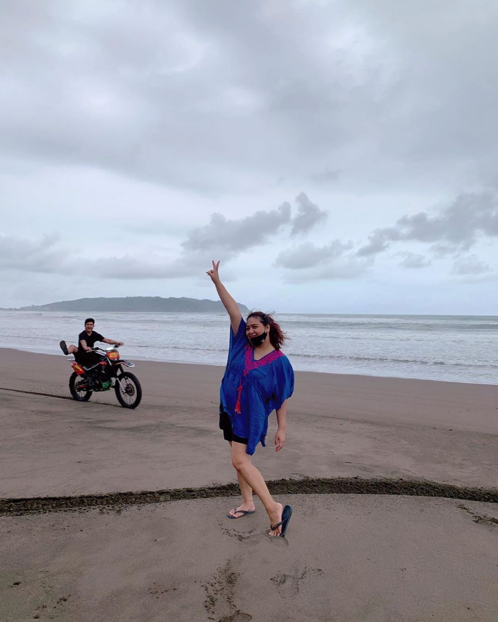 7 Momen Audy Item nikmati alam Pangandaran, digendong suami di sungai