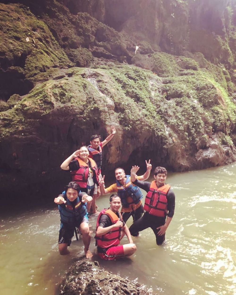 7 Momen Audy Item nikmati alam Pangandaran, digendong suami di sungai