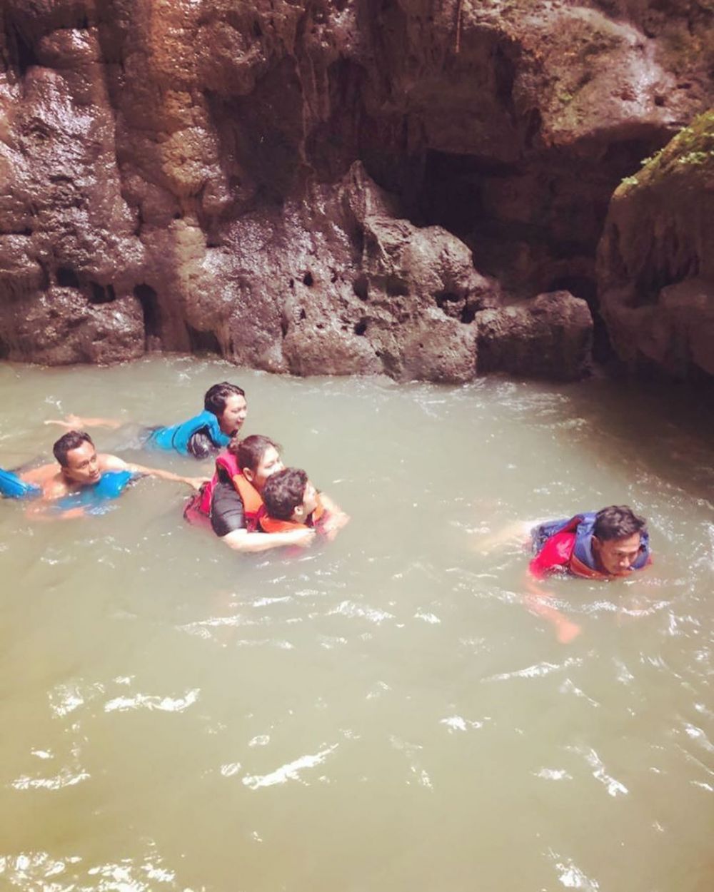 7 Momen Audy Item nikmati alam Pangandaran, digendong suami di sungai