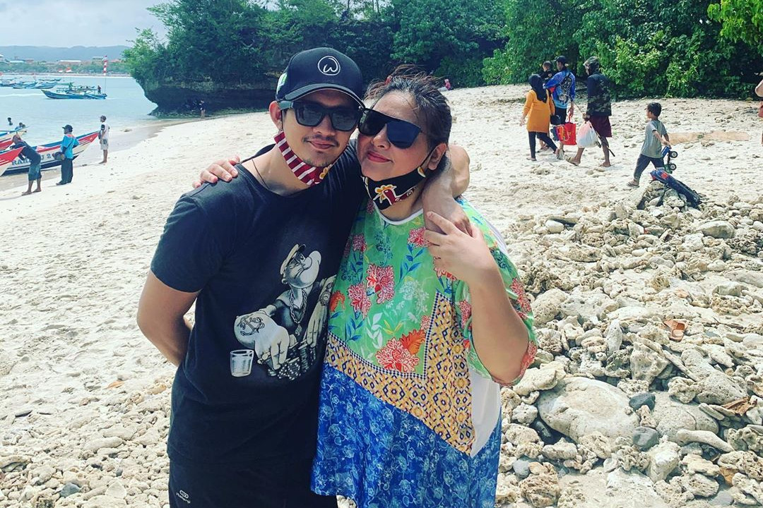 7 Momen Audy Item nikmati alam Pangandaran, digendong suami di sungai