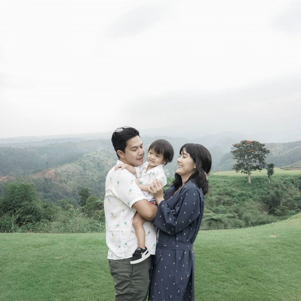 8 Momen liburan Ardina Rasti & keluarga, ikut kelas memasak