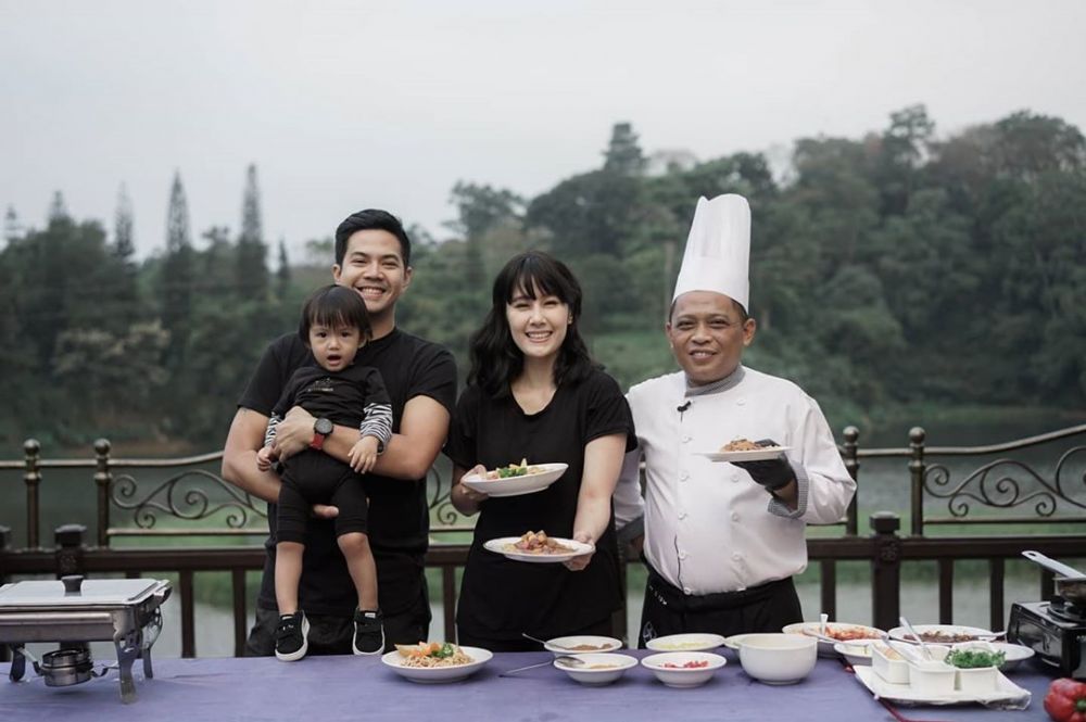 8 Momen liburan Ardina Rasti & keluarga, ikut kelas memasak