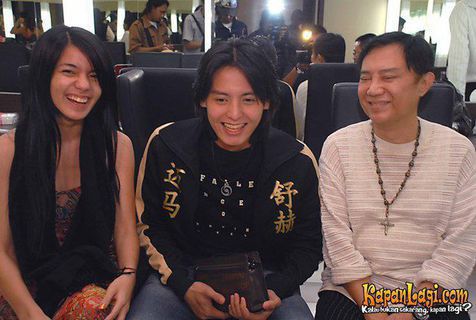 Putus cinta, 7 seleb tetap profesional akting bareng mantan pacar