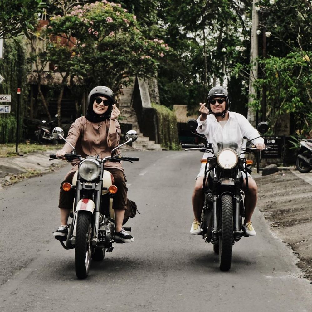 11 Tahun bersama, ini 8 potret mesra Omesh dan istri bak pacaran