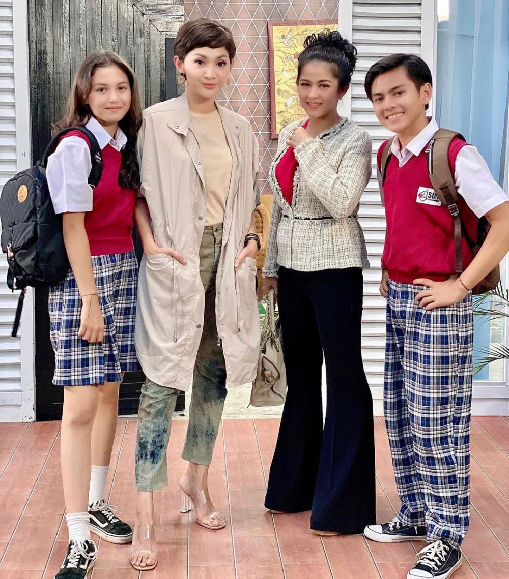 8 Potret Windy Wulandari bareng pemain 'Dari Jendela SMP'