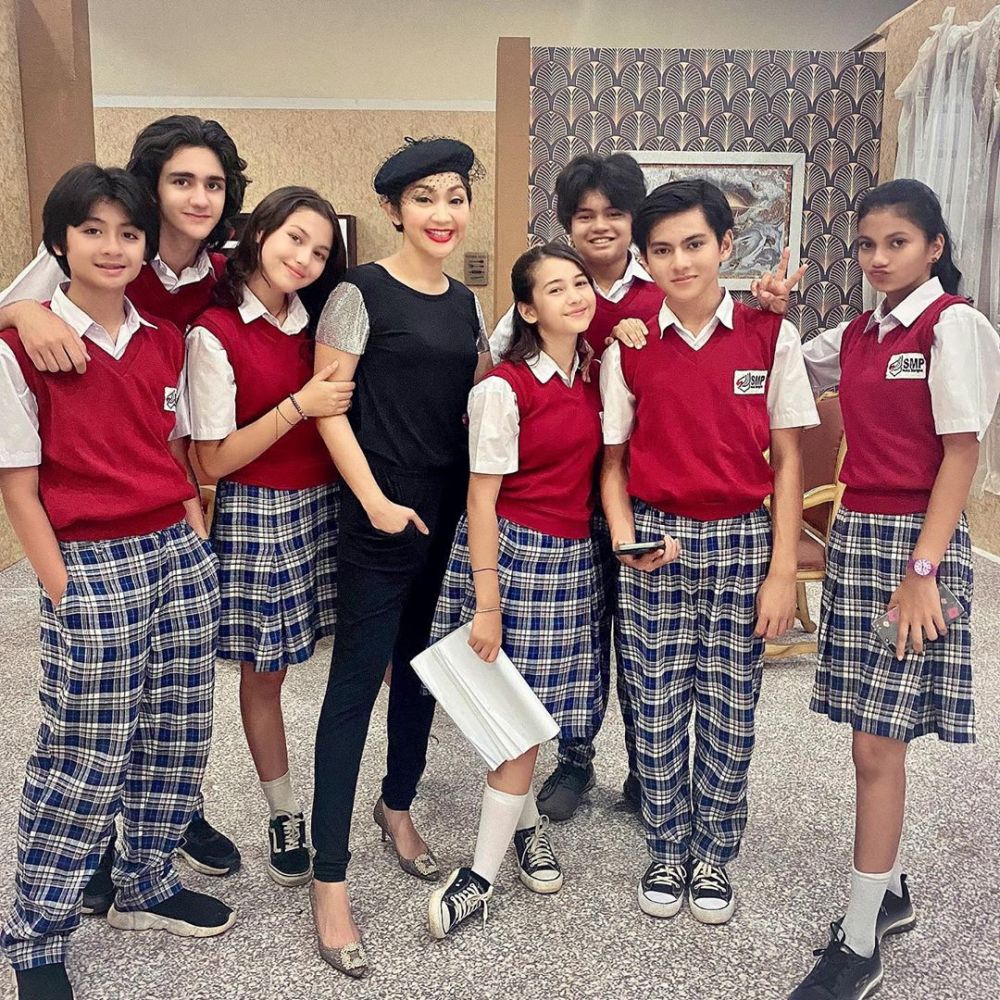 8 Potret Windy Wulandari bareng pemain 'Dari Jendela SMP'