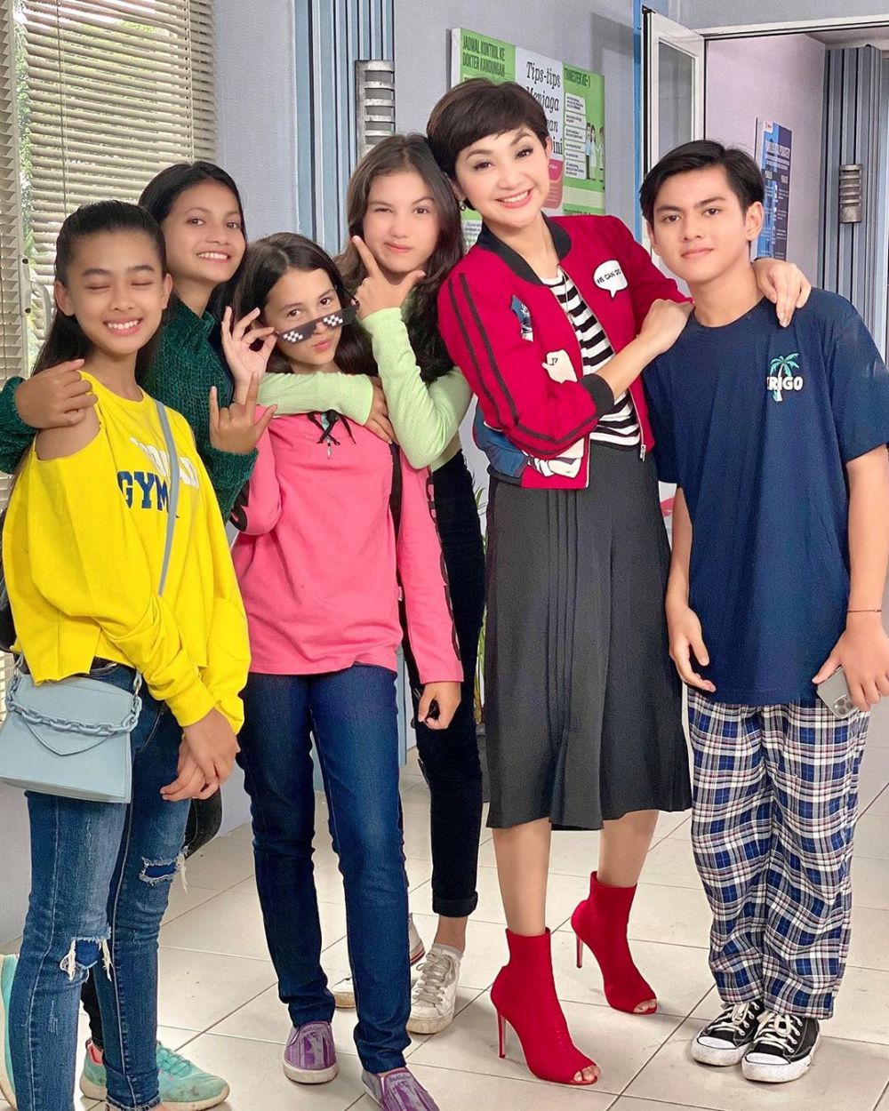 8 Potret Windy Wulandari bareng pemain 'Dari Jendela SMP'