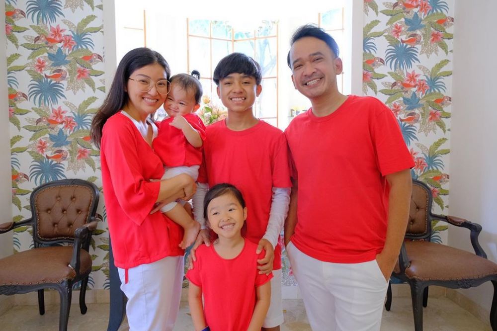 10 Gaya keren seleb saat peringati hari kemerdekaan di rumah