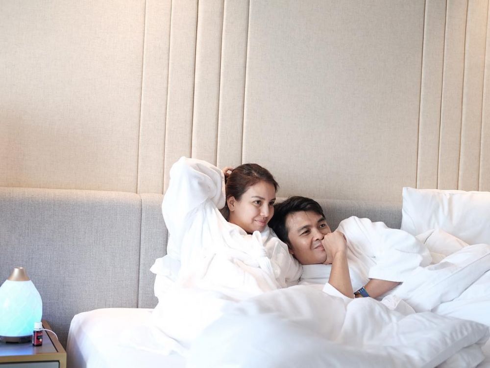 6 Tahun menikah, ini 10 potret mesra Tya Ariestya bareng suami