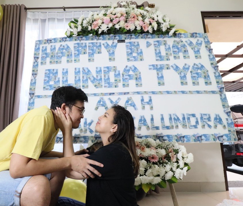 6 Tahun menikah, ini 10 potret mesra Tya Ariestya bareng suami