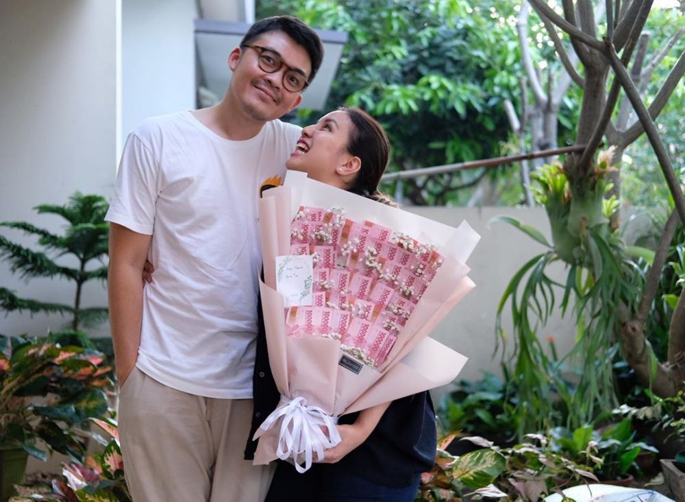 6 Tahun menikah, ini 10 potret mesra Tya Ariestya bareng suami