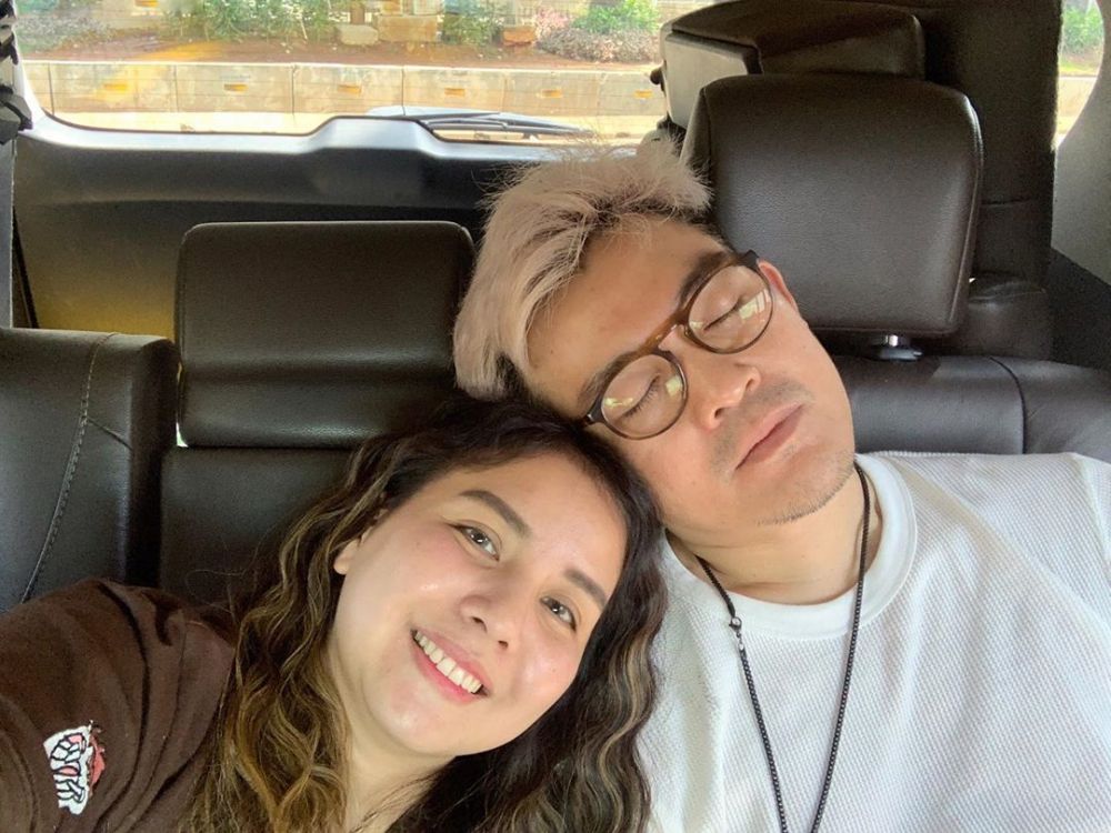 6 Tahun menikah, ini 10 potret mesra Tya Ariestya bareng suami