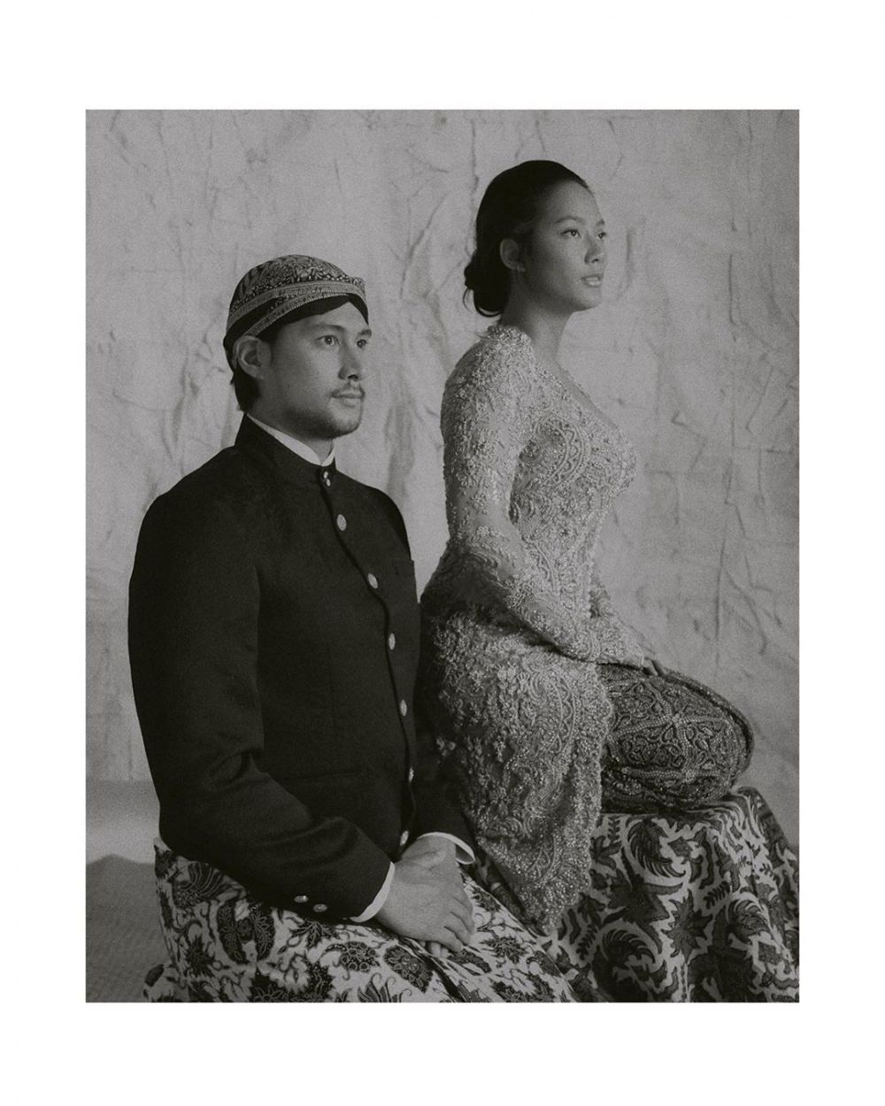 9 Potret post wedding Tara Basro dan Daniel Adnan, pakai baju adat