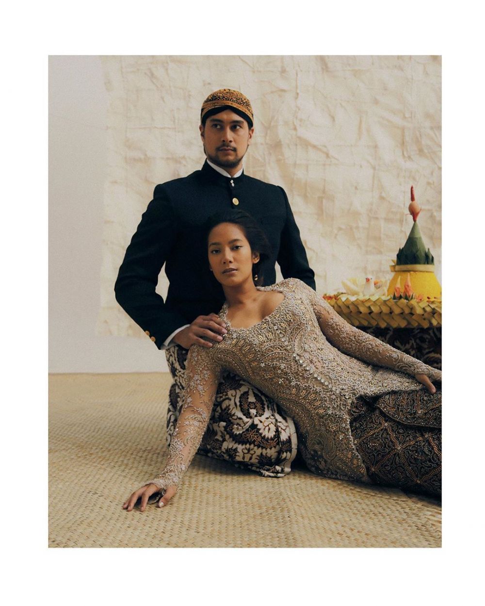 9 Potret post wedding Tara Basro dan Daniel Adnan, pakai baju adat