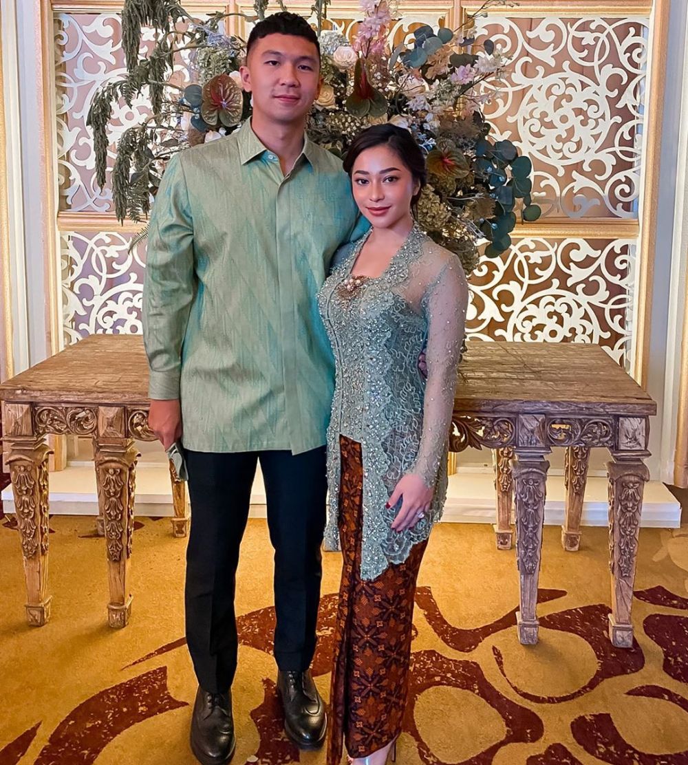 Beda gaya 7 seleb kondangan di masa new normal, tetap stylish