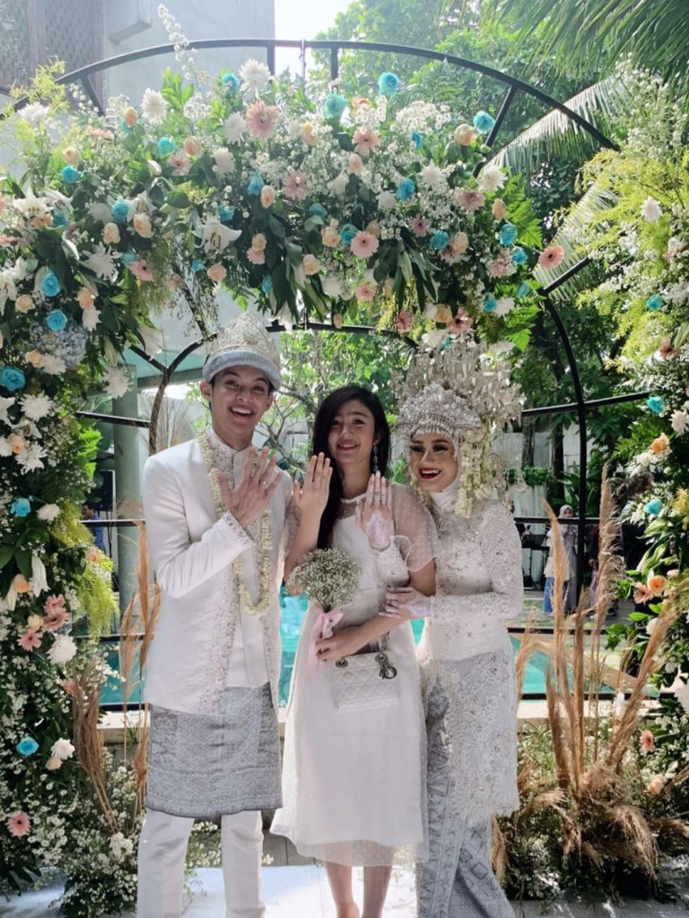 Beda gaya 7 seleb kondangan di masa new normal, tetap stylish