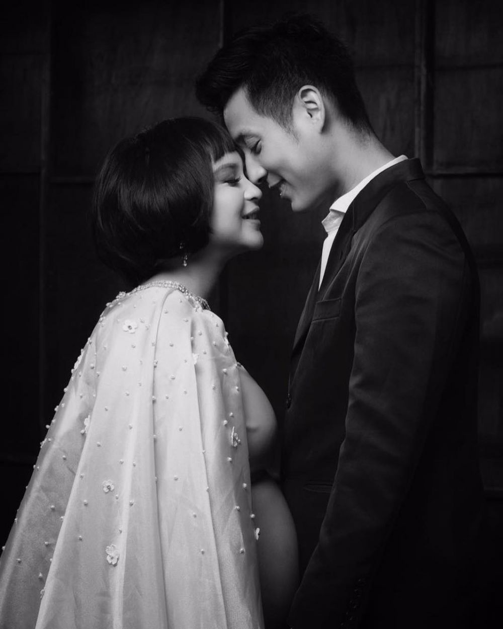 Gaya pemotretan 7 pasang seleb berkonsep monokrom, simpel dan elegan