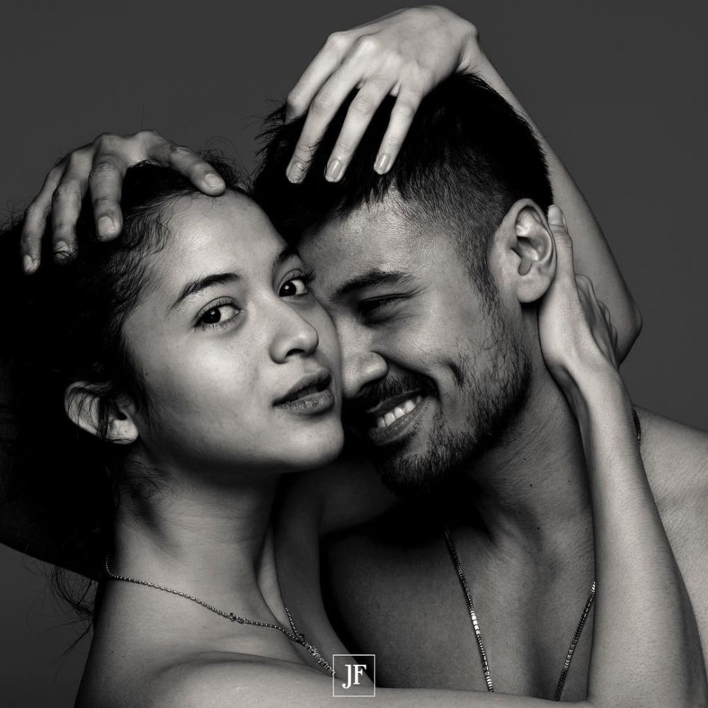 Gaya pemotretan 7 pasang seleb berkonsep monokrom, simpel dan elegan