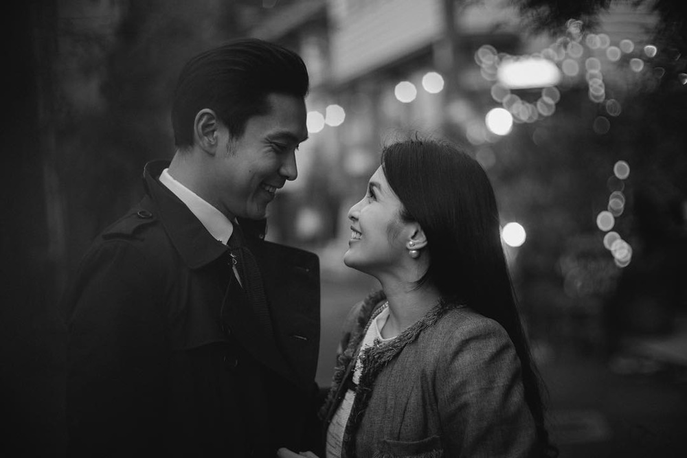 Gaya pemotretan 7 pasang seleb berkonsep monokrom, simpel dan elegan