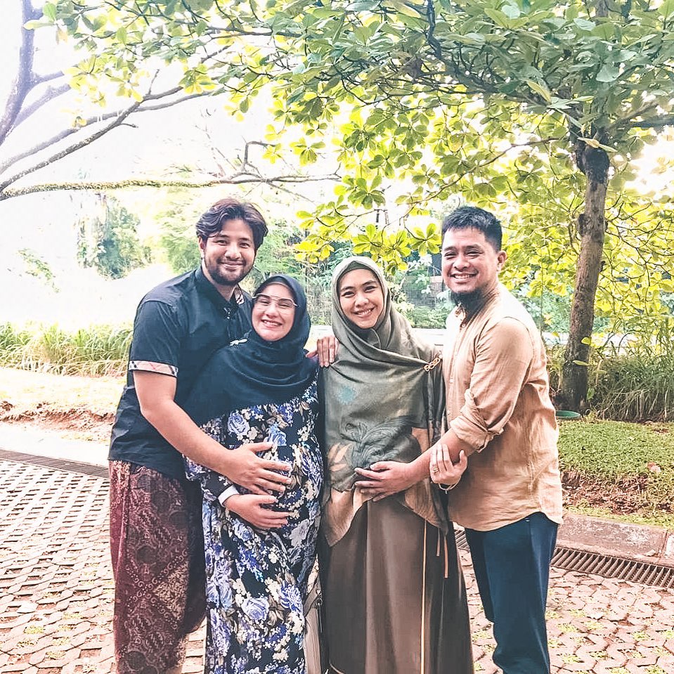 Hamil anak keempat, ini 7 potret baby bump Oki Setiana Dewi