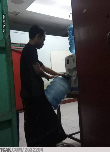 10 Aksi lucu warganet gunakan galon ini bikin geleng kepala