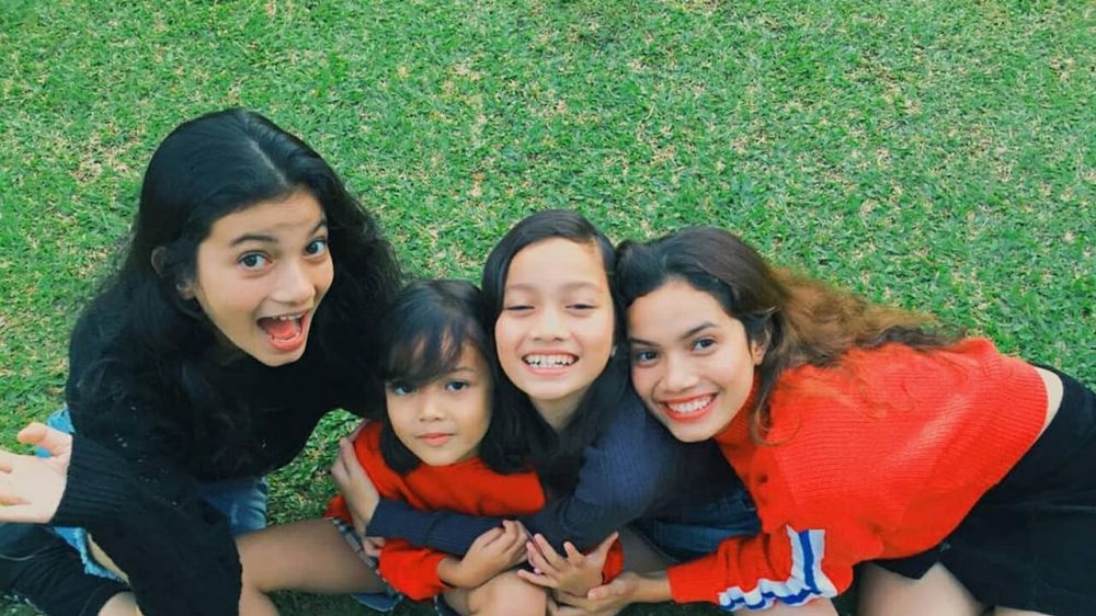 7 Potret kompak Ratu Sofya & Mutiara, adik-kakak sering dikira kembar