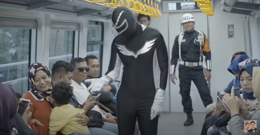 14 Potret aksi Baim Wong cosplay power rangers di LRT, curi perhatian