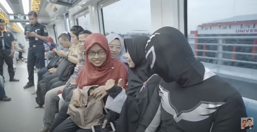 14 Potret aksi Baim Wong cosplay power rangers di LRT, curi perhatian