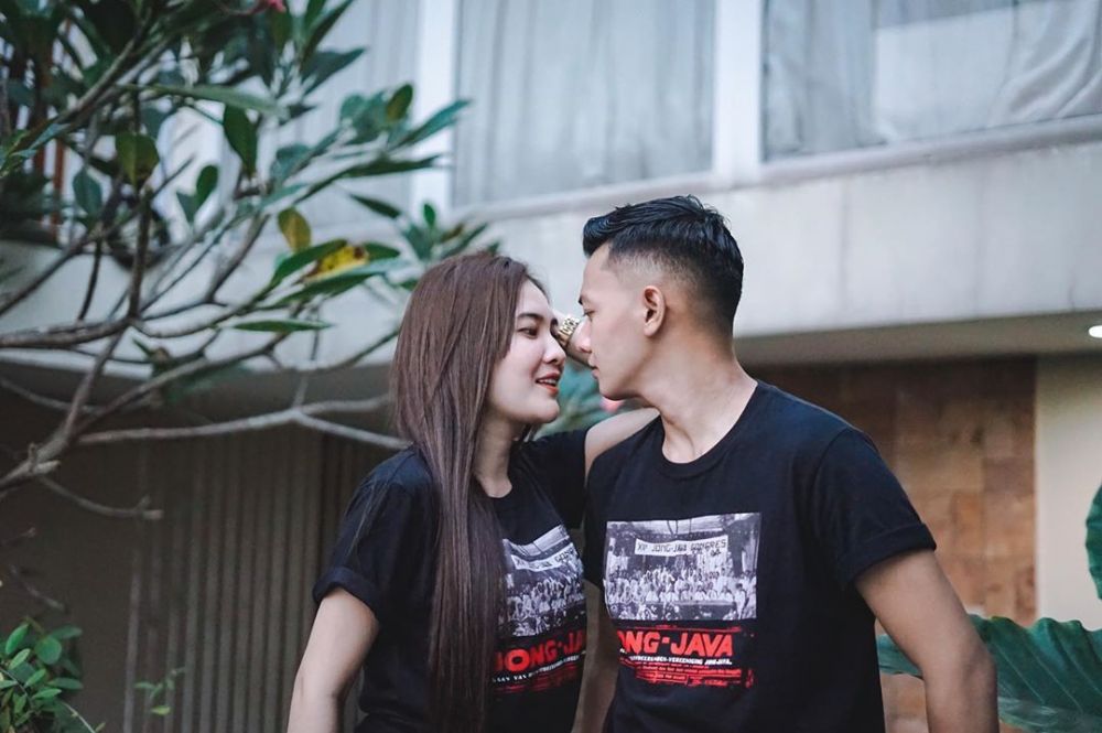 7 Potret kebersamaan Nella Kharisma dan Dory Harsa, pakaiannya senada