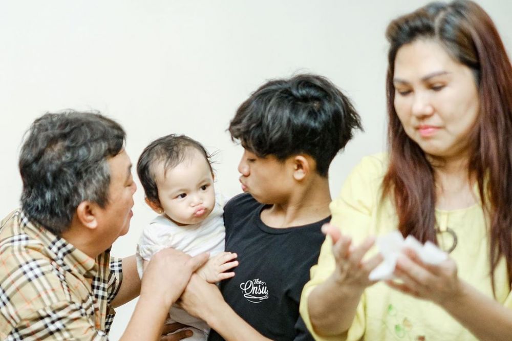 8 Momen ulang tahun ayah Sarwendah, simpel namun penuh kehangatan