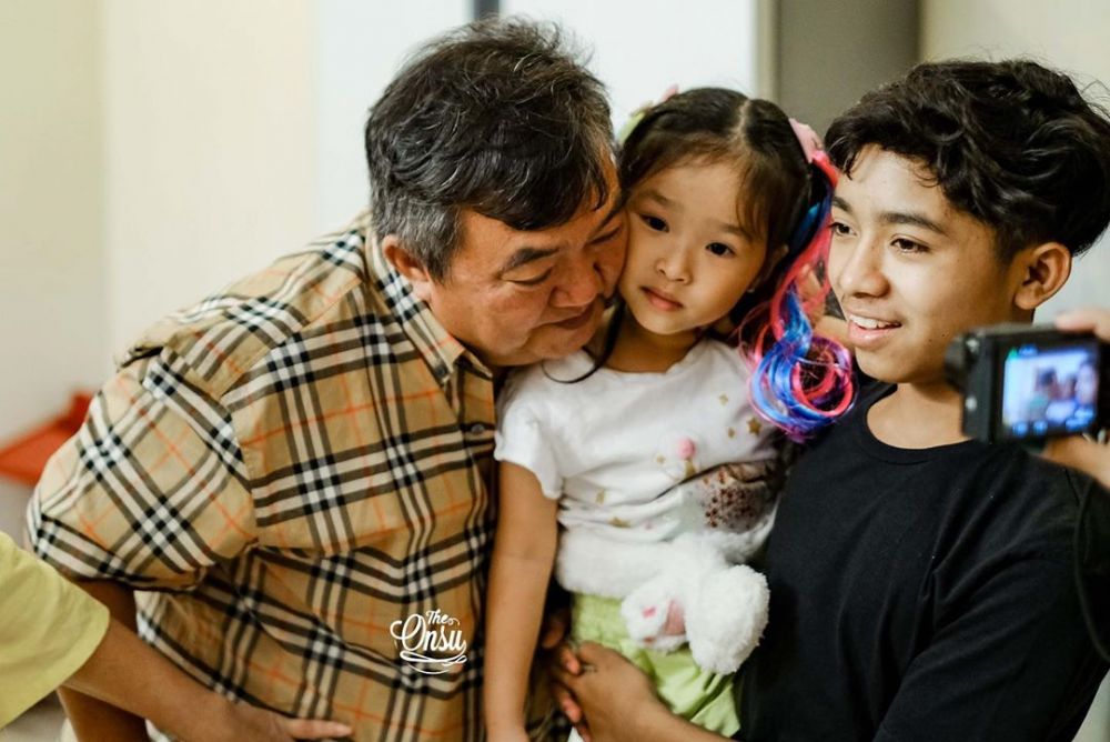 8 Momen ulang tahun ayah Sarwendah, simpel namun penuh kehangatan