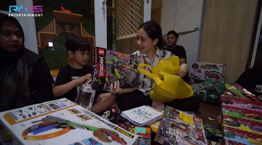 8 Potret kado mewah yang diterima Rafathar saat ulang tahun