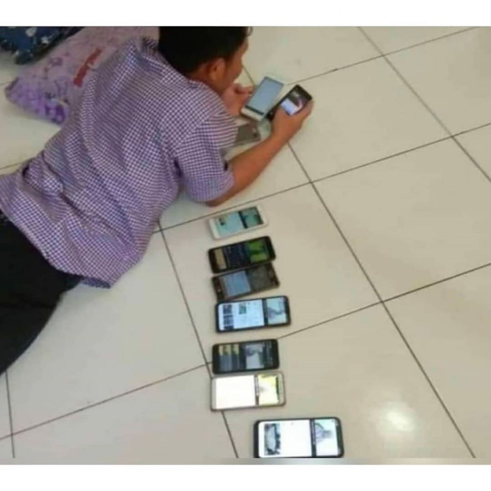 10 Kelakuan lucu suami ketika di rumah ini bikin istri ngelus dada