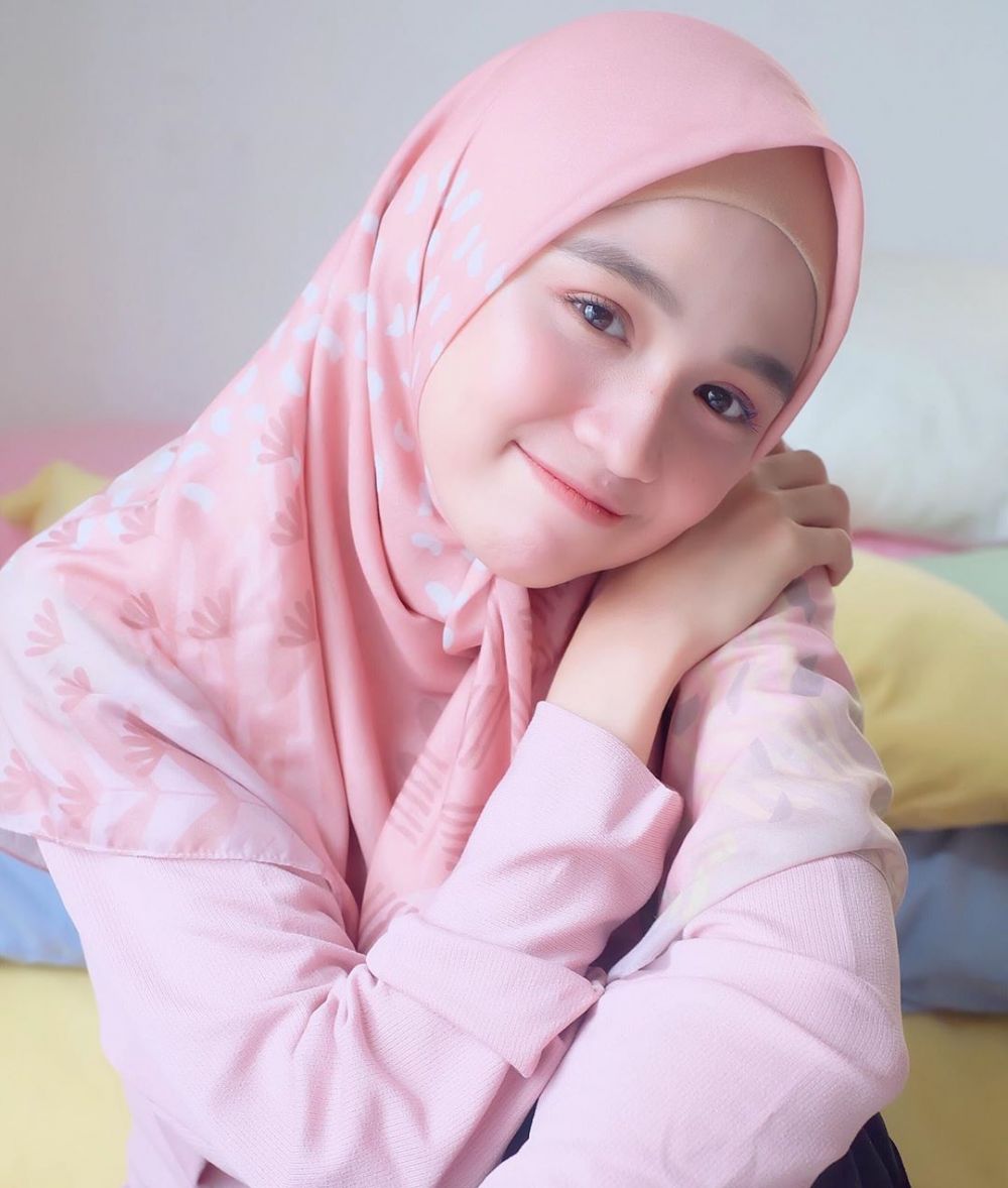 10 Potret Asri Kahfi, sahabat Dinda Hauw yang kini jadi kakak ipar