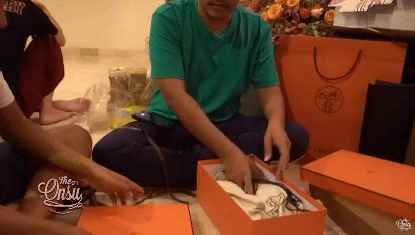 10 Potret kado ulang tahun Ruben Onsu, dapat 10 kardus buah-buahan