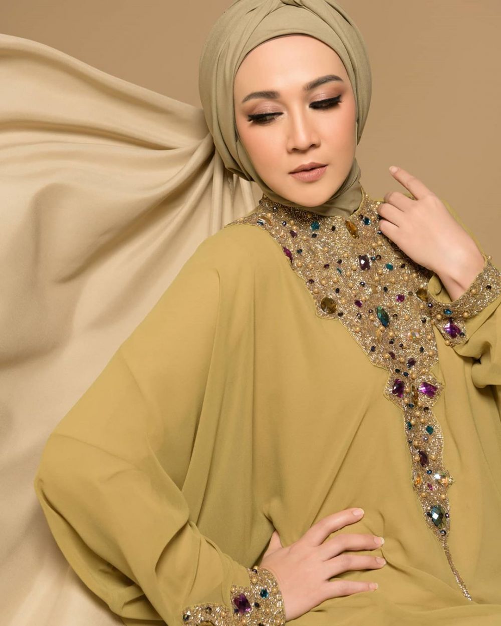 7 Gaya pemotretan Dina Lorenza, memesona & awet muda di usia 45 tahun