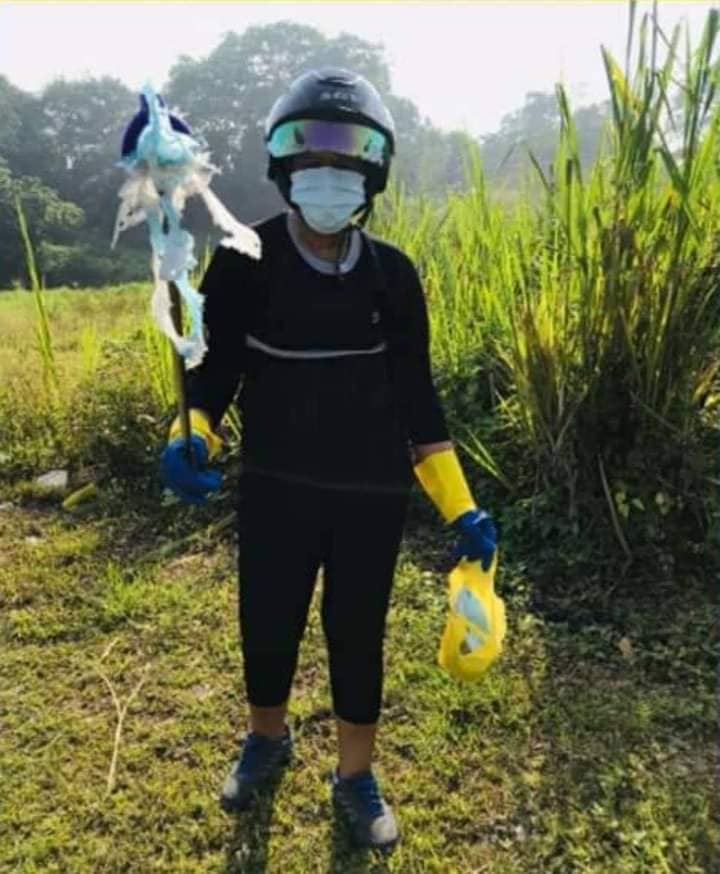 7 Potret kakak beradik pungut sampah masker bekas di jalan, inspiratif